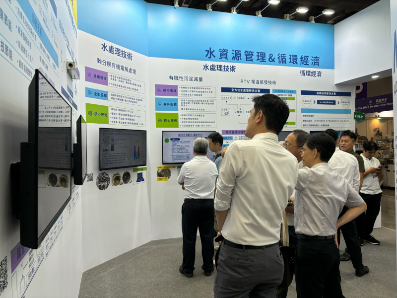 友達以深厚的智慧製造經驗發展永續戰略，積極延伸價值鏈，轉化成可供外界使用的綠色智慧服務，進軍SEMICON Taiwan 2024，提供半導體產業鏈打造AI世代的永續即戰力。