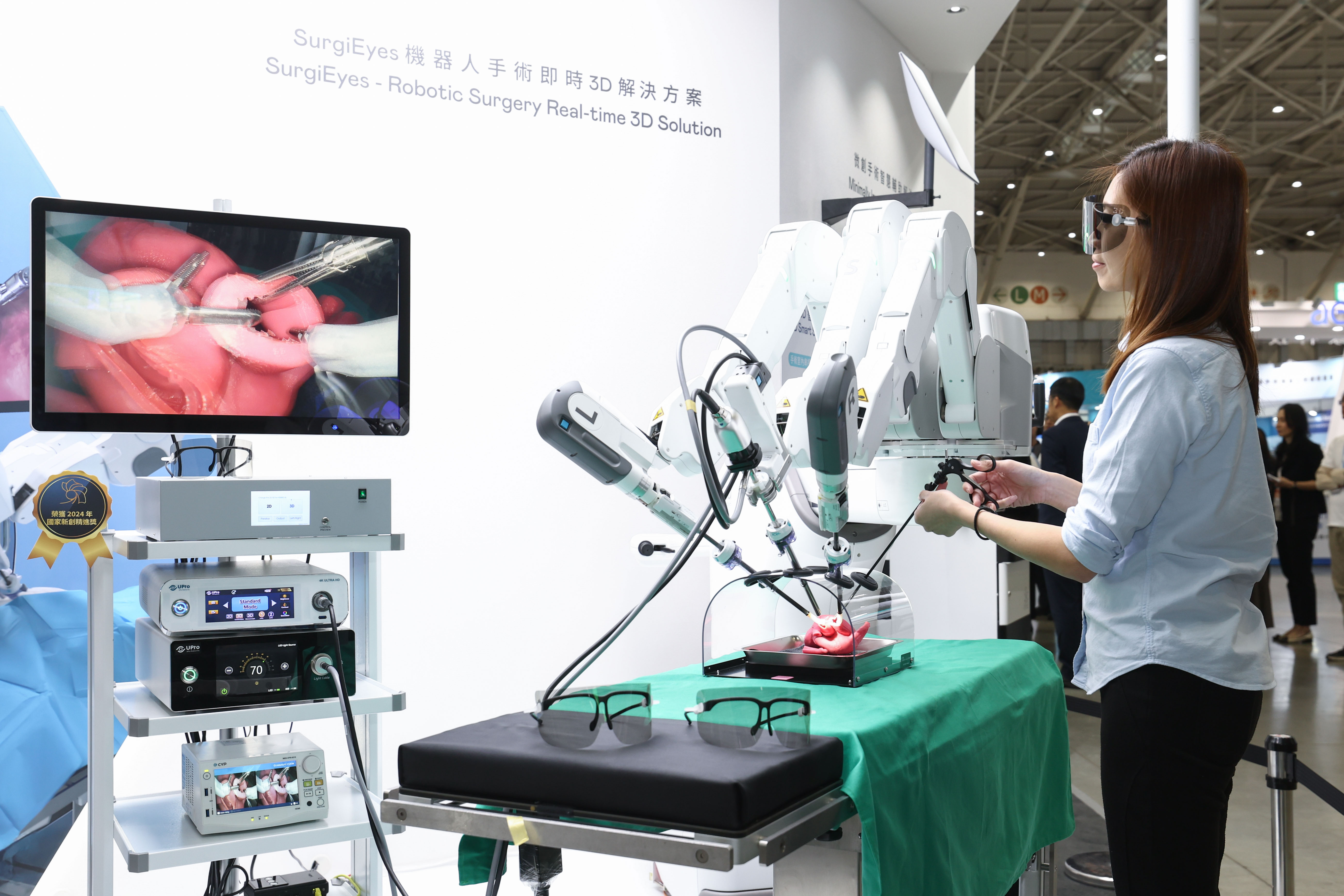達擎以〝SurgiEyes機器人手術即時3D解決方案〞為核心，打造全方位的3D智慧手術影像平台，透過即時的影像串聯，連結手術室內、外跨場域的應用，協助醫師突破時空限制，為遠距醫療帶來更多的可能性