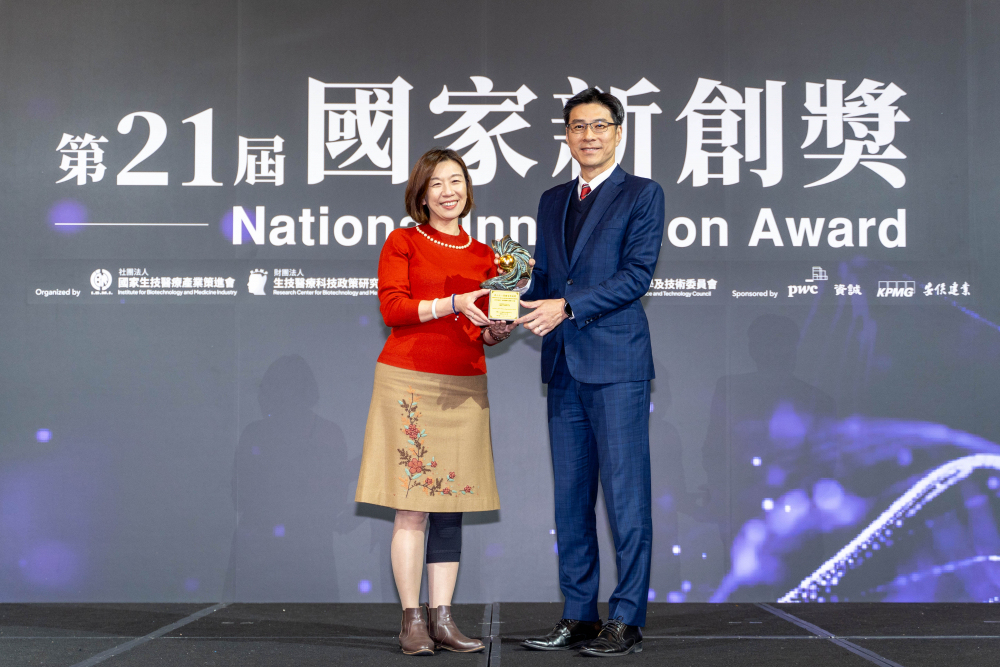 友達旗下子公司友達耘康與達擎分別以「中醫數位化檢測解決方案」及「寬視角3D醫療顯示器」獲得第二十一屆國家新創獎「智慧醫療與健康科技」類別的「企業新創獎」與「國家新創精進獎」兩項殊榮。圖左為衛生福利部政務次長林靜儀、圖右為友達光電智慧醫療事業群總經理廖世宏