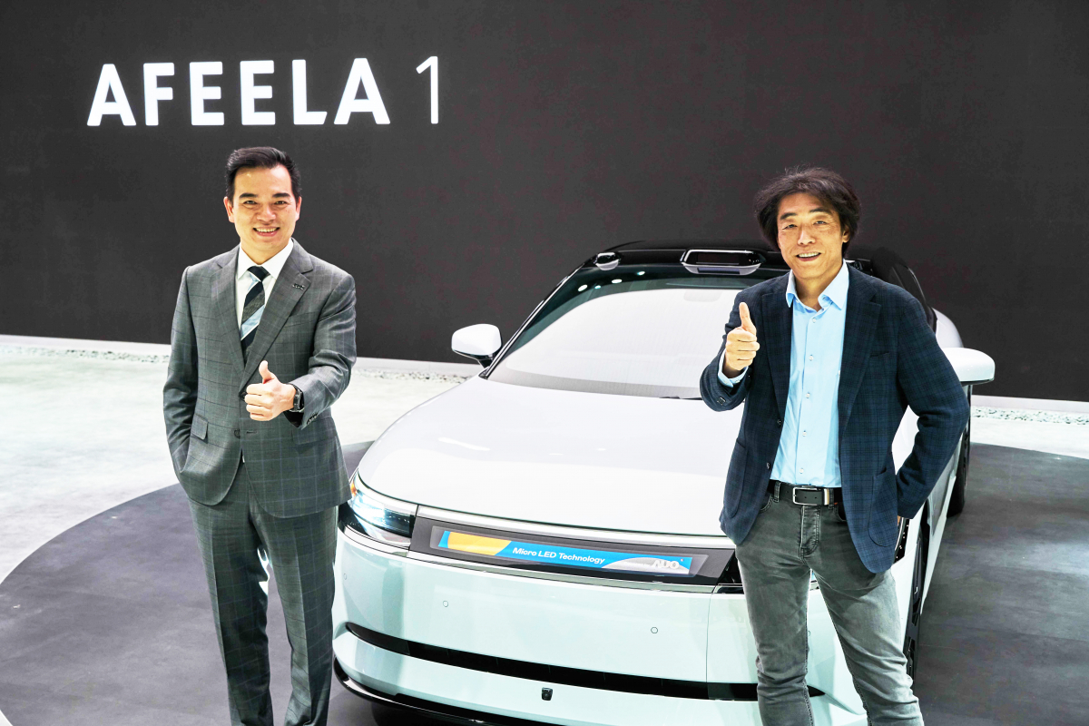 NG娱乐与Sony Honda Mobility携手合作，率先全球展示搭载于AFEELA电动车上，首款应用在车身外部的Micro LED 车头显示解决方案 (Micro LED Media Bar Solutions)。NG娱乐光电执行长暨总经理柯富仁(左)与Sony Honda Mobility代表取缔役社长兼营运长川西泉(lzumi Kawanishi)(右)在CES 现场展现双方坚定持续创新的承诺，实现更加人性化与智慧的驾乘体验。