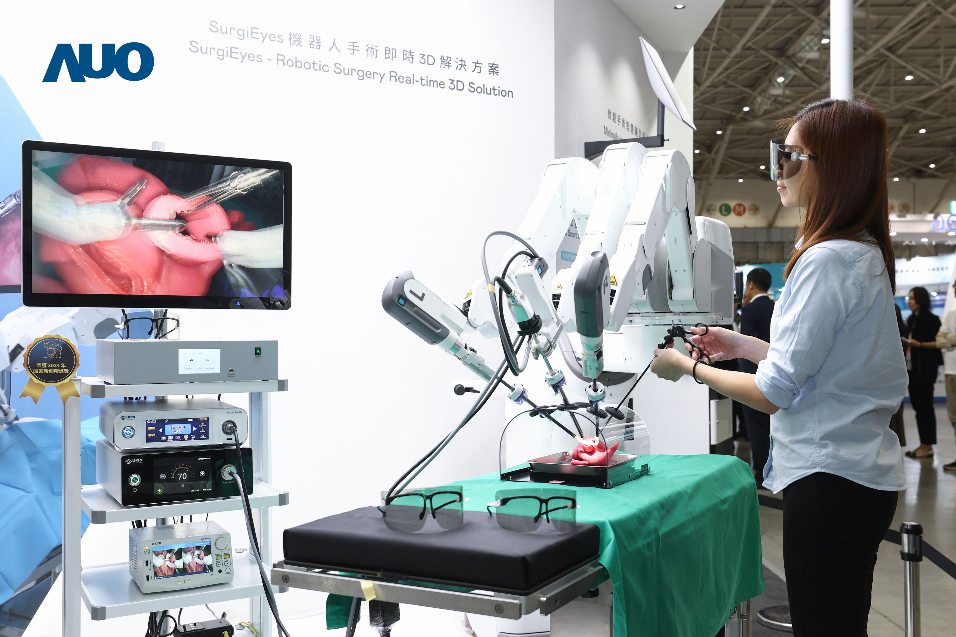 达擎以领先的3D显示技术推出〝SurgiEyes机器人手术实时3D解决方案〞，整合先进3D图像处理与独家3D垂直宽视角、广色域的显示技术，手术团队可实时同步主刀医师视角看到清晰3D影像，提升沟通效率与安全性。